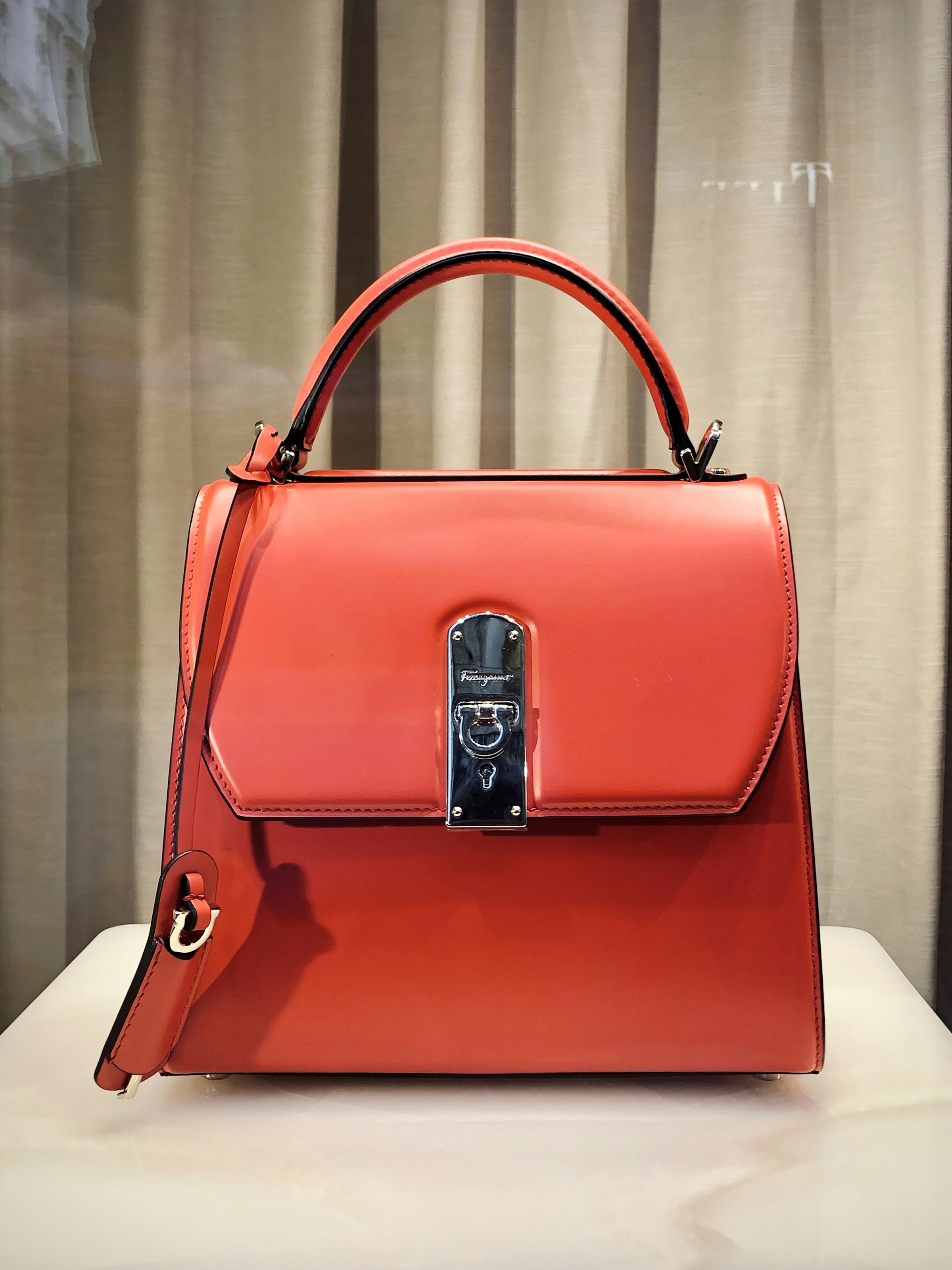 Structured fashion bag